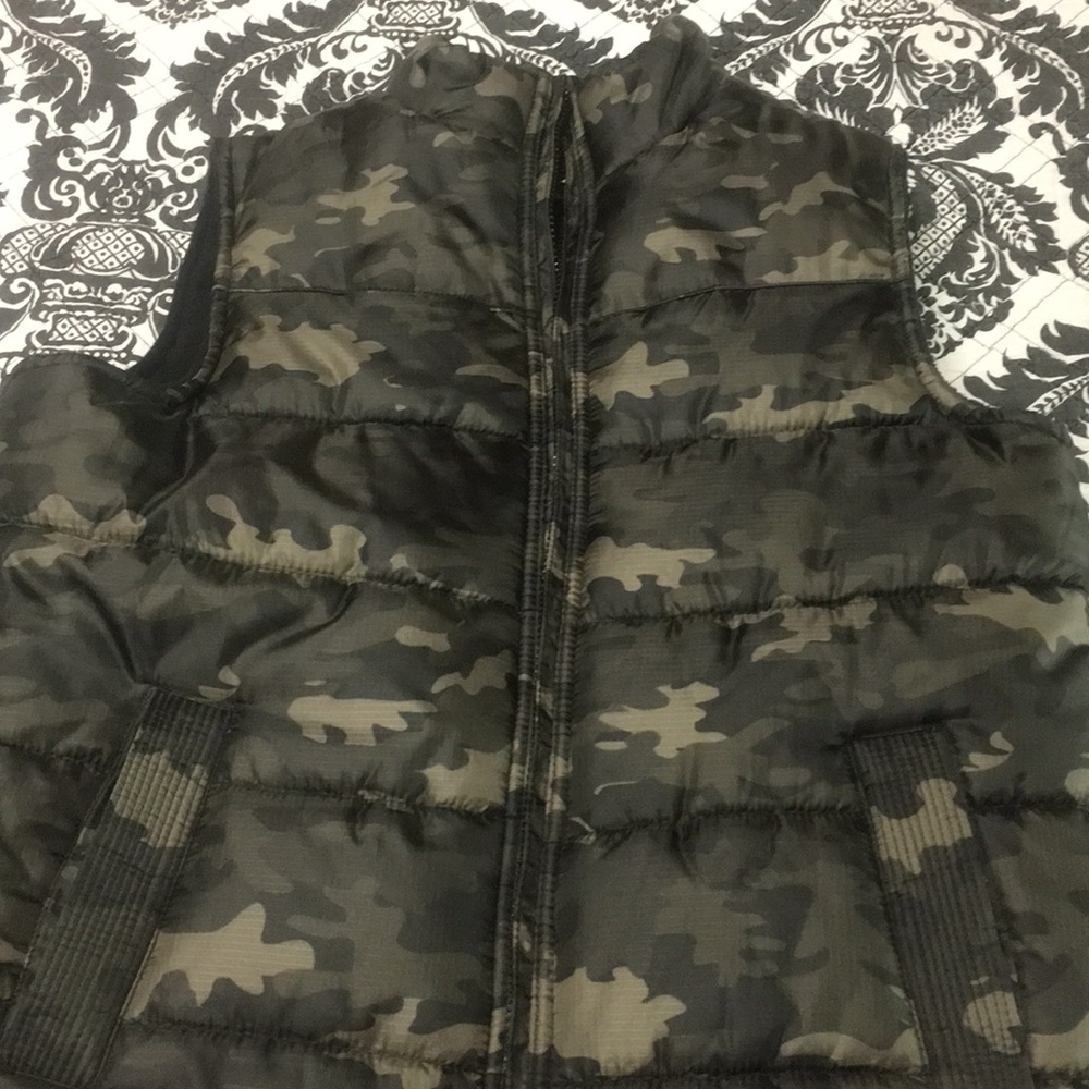 Cammo puffy vest